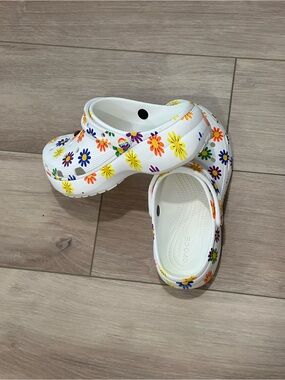 CROCS White Floral Clogs with Multicolor Daisy Print. Size 9W